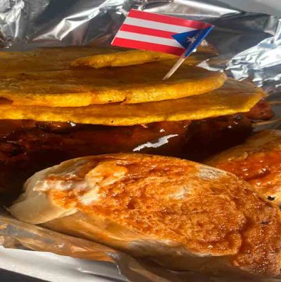 Pinchos con tostones y pan de Acho que Jaltera Puerto Rican Food en Tampa Florida.